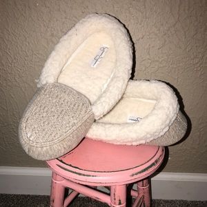 Size 8 (M 7-8 ) Jessica Simpson slippers.